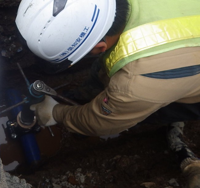 サドル分水栓穿孔