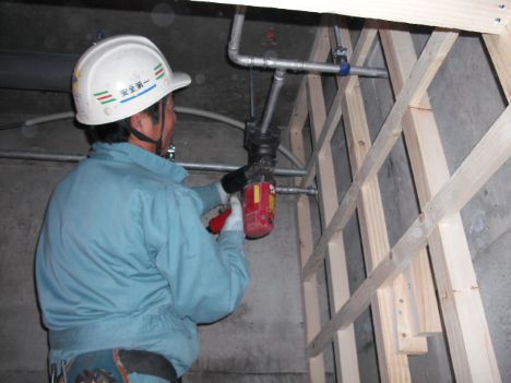 ステンレス配管プレス作業